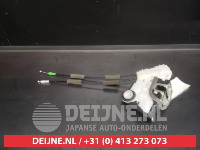 Toyota Yaris Deurslot Mechaniek 4Deurs links-voor O617860