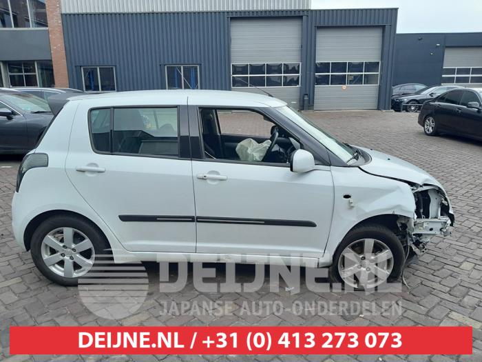 Suzuki Swift Portierruit 4Deurs rechts-voor O618071