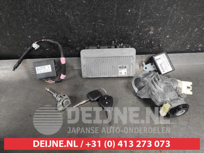 Toyota Yaris Kontaktslot+Sleutel O618722