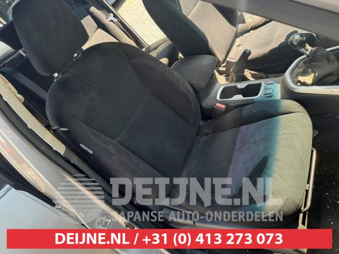 Nissan Navara Seat, right O619124