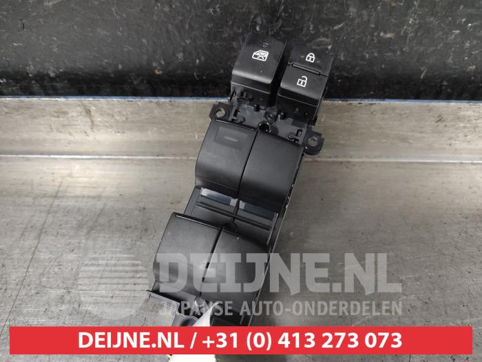 Toyota Yaris Cross Multi-functional window switch O619146