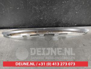 Gebruikte Sierlijst achterklep Toyota Yaris III (P13) 1.33 16V Dual VVT-I Prijs € 50,00 Margeregeling aangeboden door V.Deijne Jap.Auto-onderdelen BV