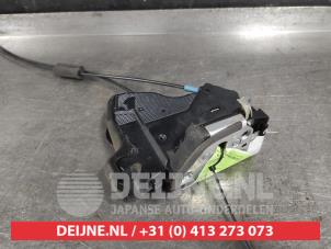 Lexus CT 200h Front door lock mechanism 4-door, right O622038 photo 2