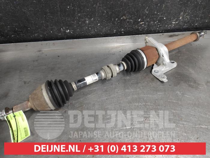 Aandrijfas rechts-voor van een Nissan Juke (F15) 1.2 DIG-T 16V 2016