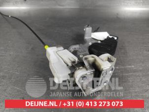 Toyota Aygo Deurslot Mechaniek 4Deurs links-achter O623574 foto 2
