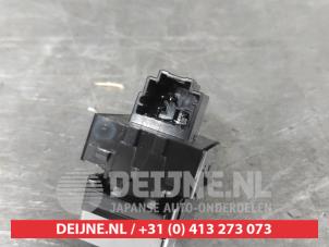 Nissan Qashqai Electric window switch O623666 photo 2