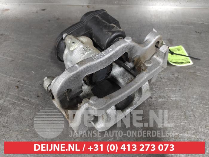 Nissan Qashqai Remklauw (Tang) links-achter O624016