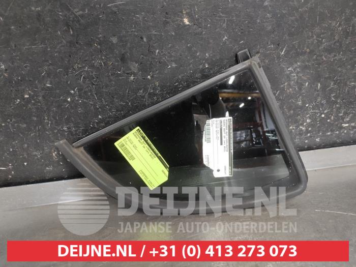 Suzuki Swift Driehoeks Ruit links-achter O624180
