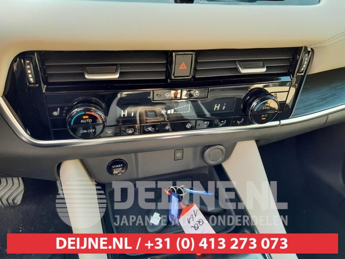 Nissan Qashqai Heater control panel O624467