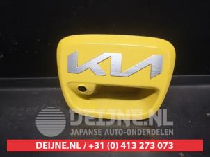 Gebruikte Achterklep Handgreep Kia Rio IV (YB) 1.0i T-GDi 100 12V Prijs € 150,00 Margeregeling aangeboden door V.Deijne Jap.Auto-onderdelen BV
