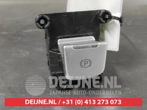 Gebruikte Schakelaar handrem Hyundai Kona (OS) 64 kWh Prijs € 75,00 Margeregeling aangeboden door V.Deijne Jap.Auto-onderdelen BV