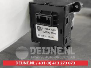 Hyundai Kona Handbremse Schalter O625425 foto 2