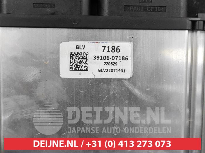 Computer Motormanagement van een Hyundai Bayon 1.0 T-GDI 12V Mild Hybrid 48V 2022