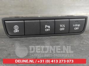 Gebruikte PDC Schakelaar Mazda CX-30 (DM) 2.0 e-SkyActiv X 186 M Hybrid 16V Prijs op aanvraag aangeboden door V.Deijne Jap.Auto-onderdelen BV