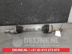 Gebruikte Aandrijfas links-voor Toyota Yaris III (P13) 1.5 16V Hybrid Prijs € 50,00 Margeregeling aangeboden door V.Deijne Jap.Auto-onderdelen BV