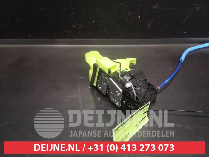 Kia Sportage Front door lock mechanism 4-door, right O631730