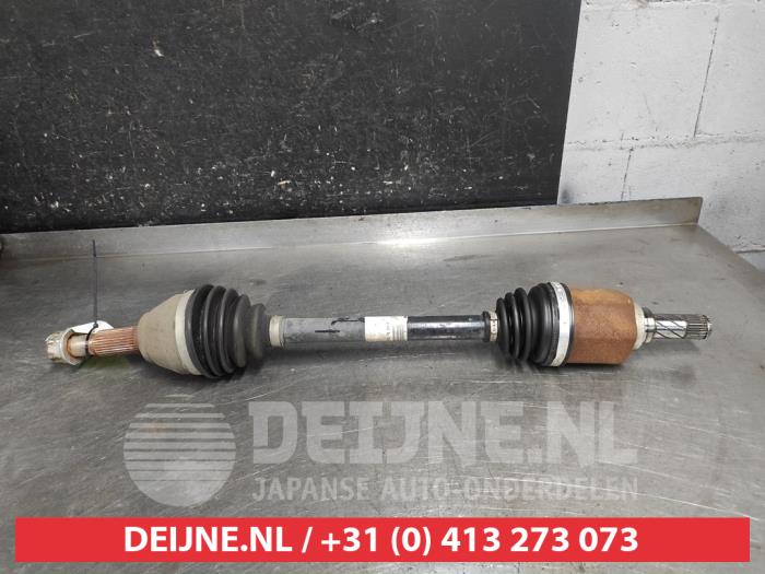 Gebruikte Aandrijfas links-voor Nissan Juke (F15) 1.2 DIG-T 16V Prijs € 75,00 Margeregeling aangeboden door V.Deijne Jap.Auto-onderdelen BV