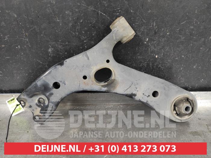 Toyota Prius Plus Draagarm onder links-voor O632650