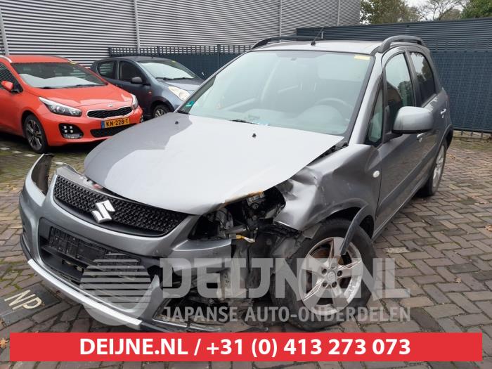 Suzuki SX-4 Portierruit 4Deurs links-achter O636107