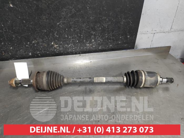 Suzuki Swift Aandrijfas links-voor O640584