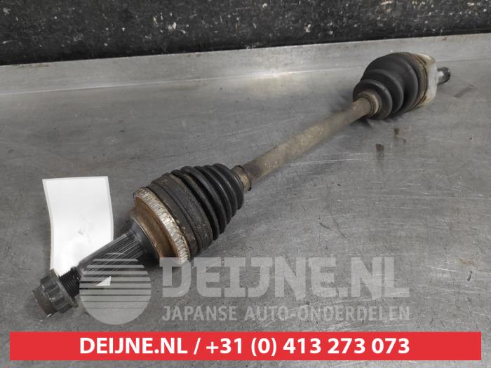 Gebruikte Aandrijfas links-voor Toyota Yaris (P1) 1.3 16V VVT-i Prijs € 25,00 Margeregeling aangeboden door V.Deijne Jap.Auto-onderdelen BV