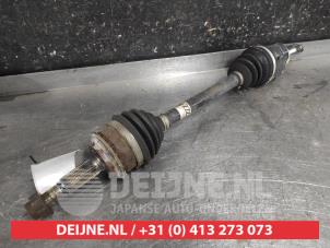 Gebruikte Aandrijfas links-voor Toyota Yaris III (P13) 1.5 16V Hybrid Prijs € 50,00 Margeregeling aangeboden door V.Deijne Jap.Auto-onderdelen BV