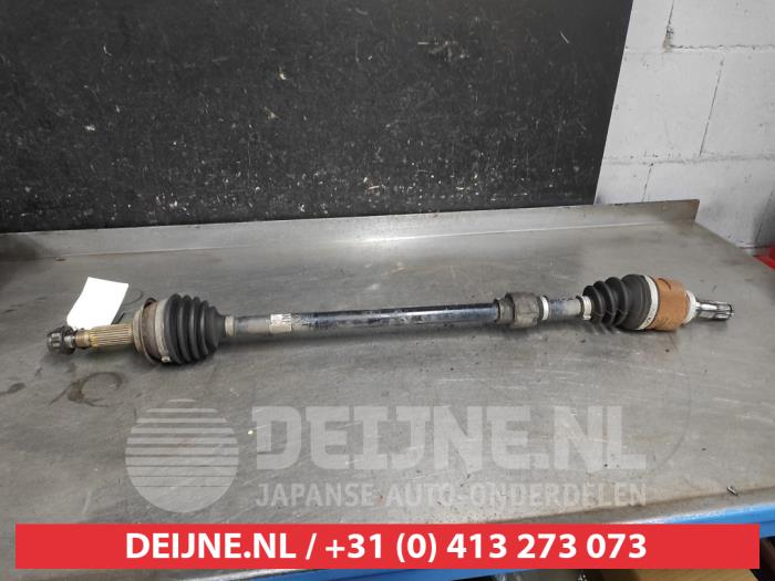 Gebruikte Aandrijfas rechts-voor Toyota Yaris II (P9) 1.33 16V Dual VVT-I Prijs € 40,00 Margeregeling aangeboden door V.Deijne Jap.Auto-onderdelen BV