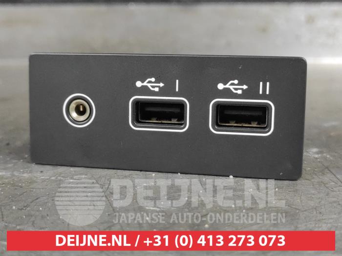 Mitsubishi Colt AUX / USB-Anschluss O644960