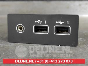 Gebruikte AUX/USB aansluiting Mitsubishi Colt 1.0 MPi 12V Prijs € 20,00 Margeregeling aangeboden door V.Deijne Jap.Auto-onderdelen BV