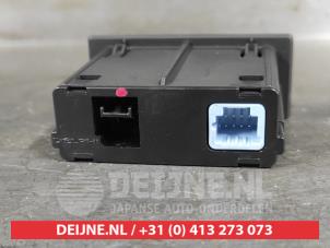 Mitsubishi Colt AUX/USB aansluiting O644960 foto 2