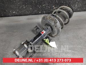 Gebruikte Schokdemperpoot links-voor Mitsubishi Colt 1.0 MPi 12V Prijs € 100,00 Margeregeling aangeboden door V.Deijne Jap.Auto-onderdelen BV