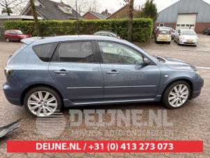 Gebruikte Ruit Extra 4Deurs rechts-achter Mazda 3 Sport (BK) 2.3i 16V MPS Turbo Prijs € 30,00 Margeregeling aangeboden door V.Deijne Jap.Auto-onderdelen BV