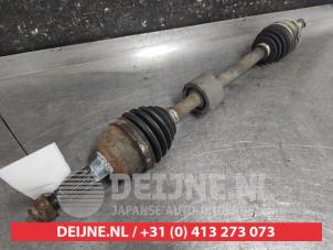 Gebruikte Aandrijfas links-voor Daihatsu Materia 1.5 16V Prijs € 50,00 Margeregeling aangeboden door V.Deijne Jap.Auto-onderdelen BV