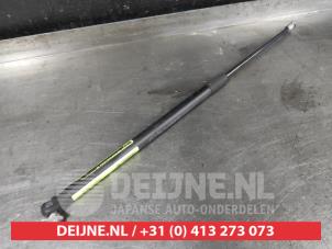 Gebruikte Amortisseur links-achter Infiniti Q30 (H15) 2.2d 16V AWD Prijs € 20,00 Margeregeling aangeboden door V.Deijne Jap.Auto-onderdelen BV