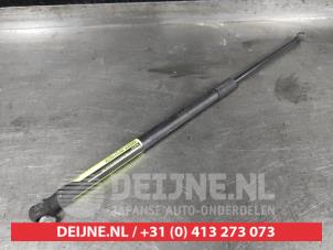 Gebruikte Amortisseur rechts-achter Infiniti Q30 (H15) 2.2d 16V AWD Prijs € 20,00 Margeregeling aangeboden door V.Deijne Jap.Auto-onderdelen BV