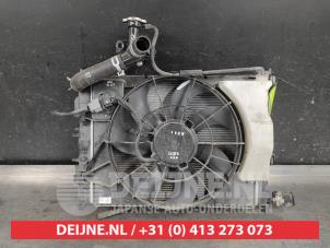 Gebruikte Radiateur Kia Stonic (YB) 1.2 MPI 16V Prijs € 150,00 Margeregeling aangeboden door V.Deijne Jap.Auto-onderdelen BV