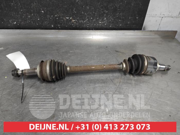 Toyota Verso-S Aandrijfas links-voor O650644