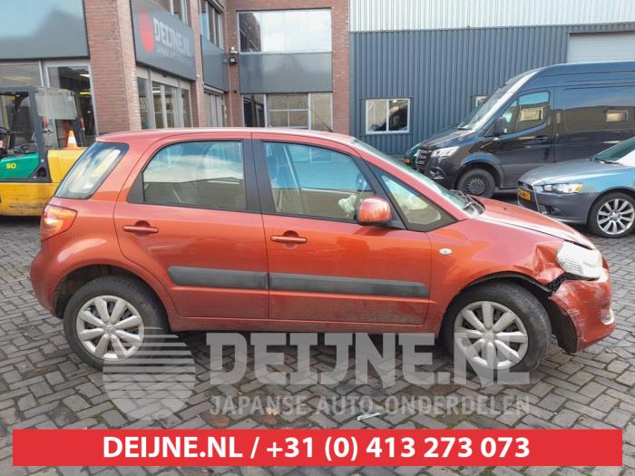 Suzuki SX-4 Portierruit 4Deurs rechts-achter O654427