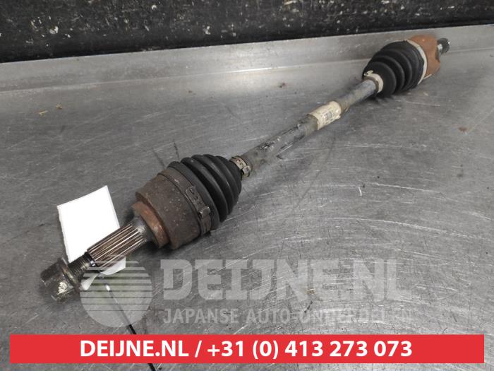 Nissan Micra Aandrijfas links-voor O654645