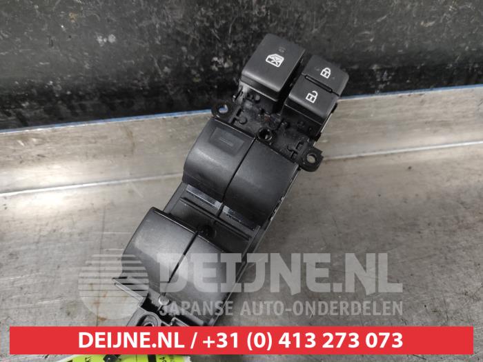 Toyota Yaris Multi-functional window switch O655545