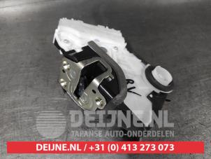 Toyota Yaris Front door lock mechanism 4-door, right O656204 photo 2