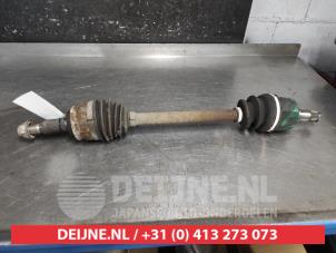 Gebruikte Aandrijfas links-voor Mitsubishi ASX 1.6 MIVEC 16V Prijs € 75,00 Margeregeling aangeboden door V.Deijne Jap.Auto-onderdelen BV