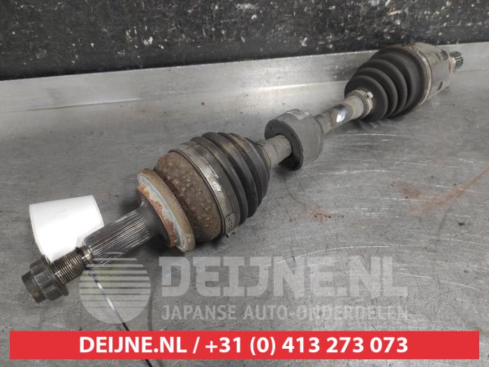 Gebruikte Aandrijfas links-voor Toyota Avensis Wagon (T27) 2.0 16V D-4D-F Prijs € 100,00 Margeregeling aangeboden door V.Deijne Jap.Auto-onderdelen BV