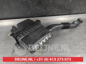 Gebruikte Luchtfilterhuis Toyota Yaris (P1) 1.3 16V VVT-i Prijs € 50,00 Margeregeling aangeboden door V.Deijne Jap.Auto-onderdelen BV