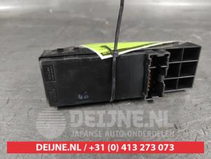 Nissan Micra Multi-functional window switch O660819 photo 2