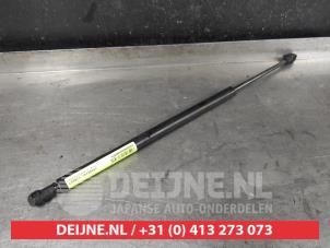 Gebruikte Kofferdekseldemper rechts-achter Mazda CX-3 (DJ/DK) 2.0 SkyActiv-G 120 Prijs € 20,00 Margeregeling aangeboden door V.Deijne Jap.Auto-onderdelen BV
