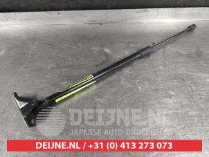 Gebruikte Kofferdekseldemper links-achter Toyota Corolla Touring Sport (E21/EH1) 1.8 16V Hybrid 140 Prijs € 20,00 Margeregeling aangeboden door V.Deijne Jap.Auto-onderdelen BV