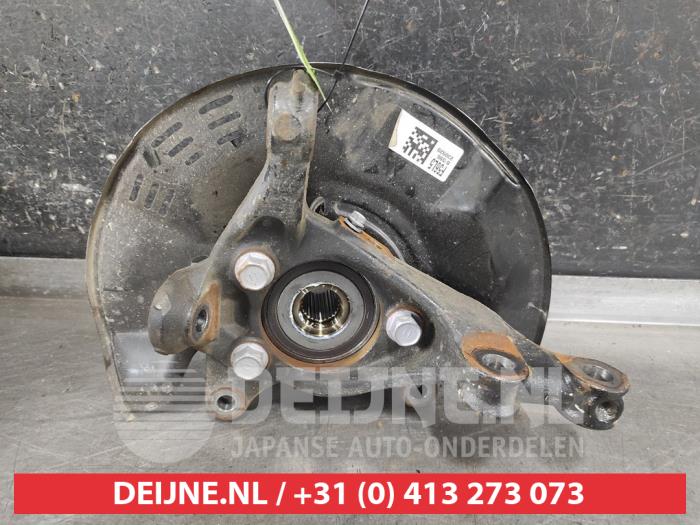 Toyota Corolla Fusee links-voor O661263