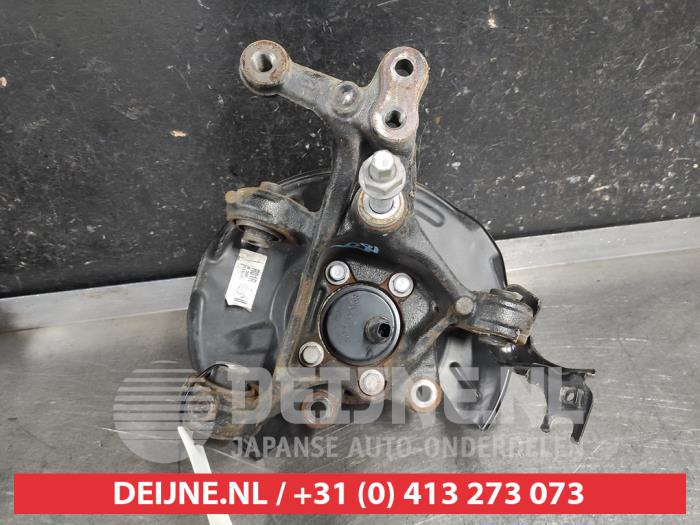 Toyota Corolla Fusee rechts-achter O661275