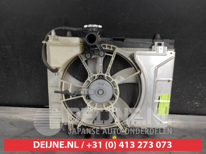 Gebruikte Radiateur Toyota Yaris II (P9) 1.3 16V VVT-i Prijs € 50,00 Margeregeling aangeboden door V.Deijne Jap.Auto-onderdelen BV